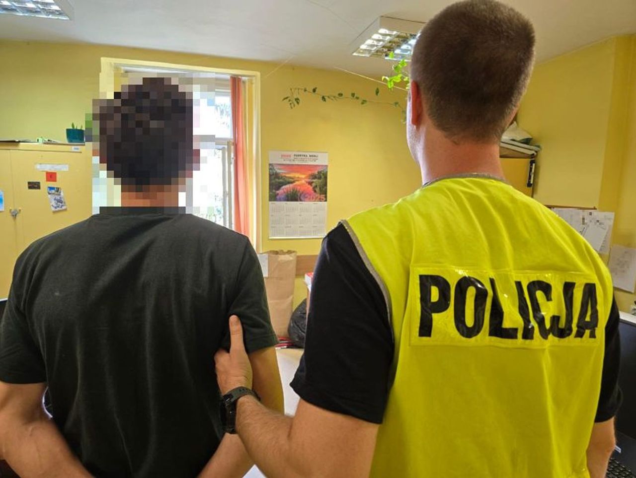 Wtargnął na posesję, wybił szybę i ukradł dwie butelki alkoholu