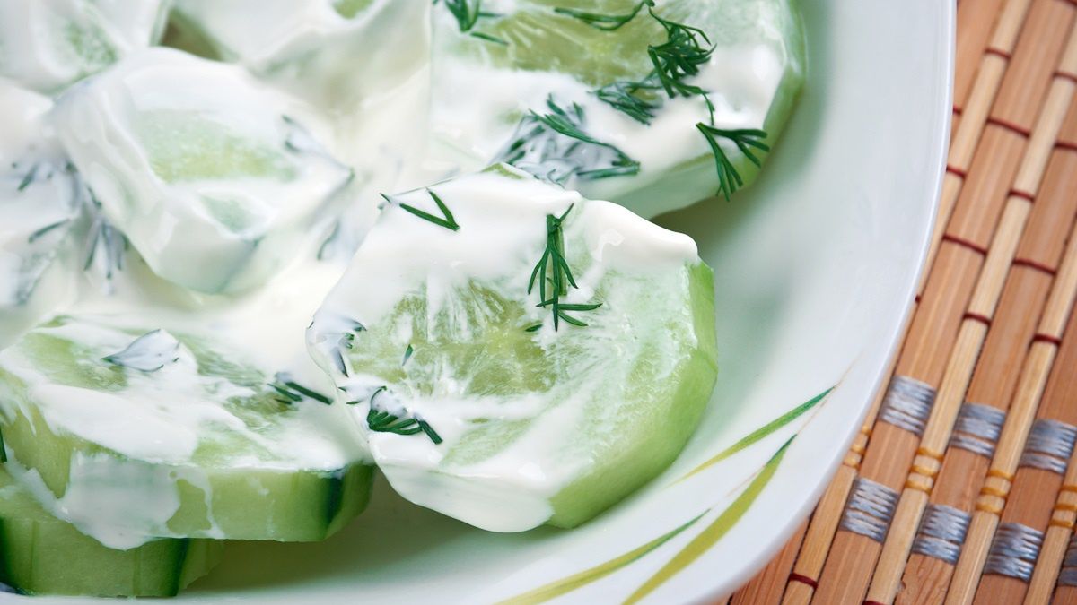 Zapomnij o śmietanie. Użyj innego składnika, a mizeria będzie lżejsza i mniej kaloryczna