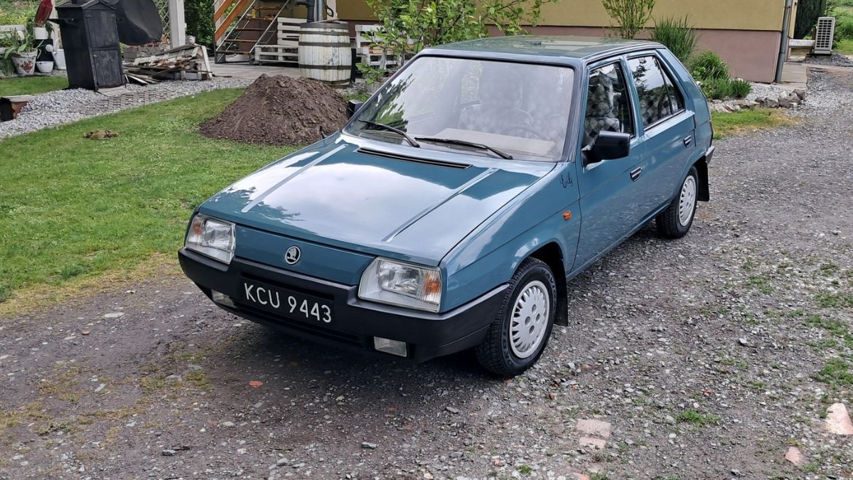 Pan Bogusław chce sprzedać starą skodę.