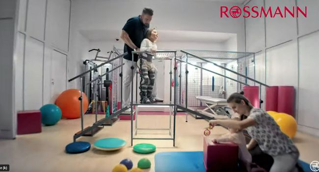 „Pomagamy, jak umiemy” w kampanii Rossmanna