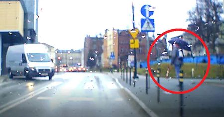Policja szuka tego człowieka. Skandaliczne zachowanie pieszego w Gdańsku