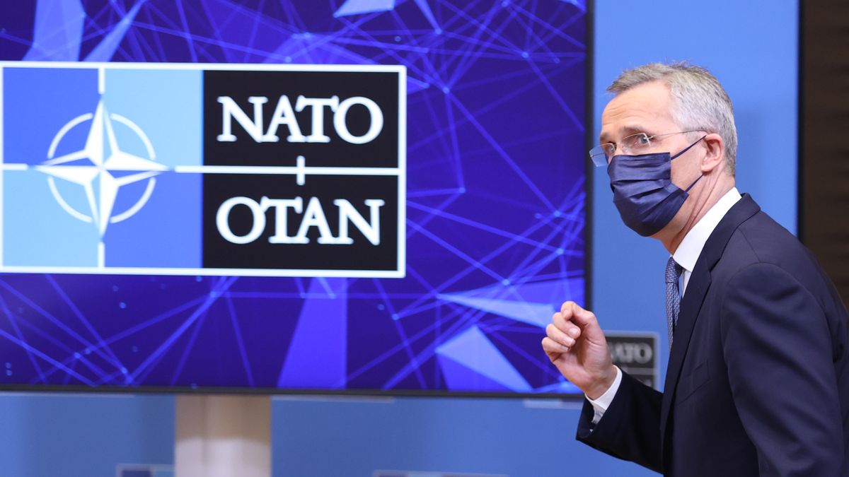 "Jedynym sposobem, by wdrożyć i ustanowić strefę zakazu lotów jest po prostu wysłać myśliwce NATO na Ukrainę" - tłumaczy szef Sojuszu Jens Stoltenberg.