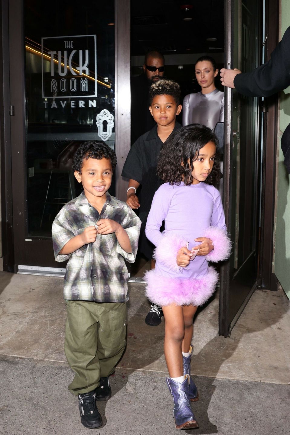 Kanye West zabrał dzieci do kina. Stylizacja żony rapera szokuje