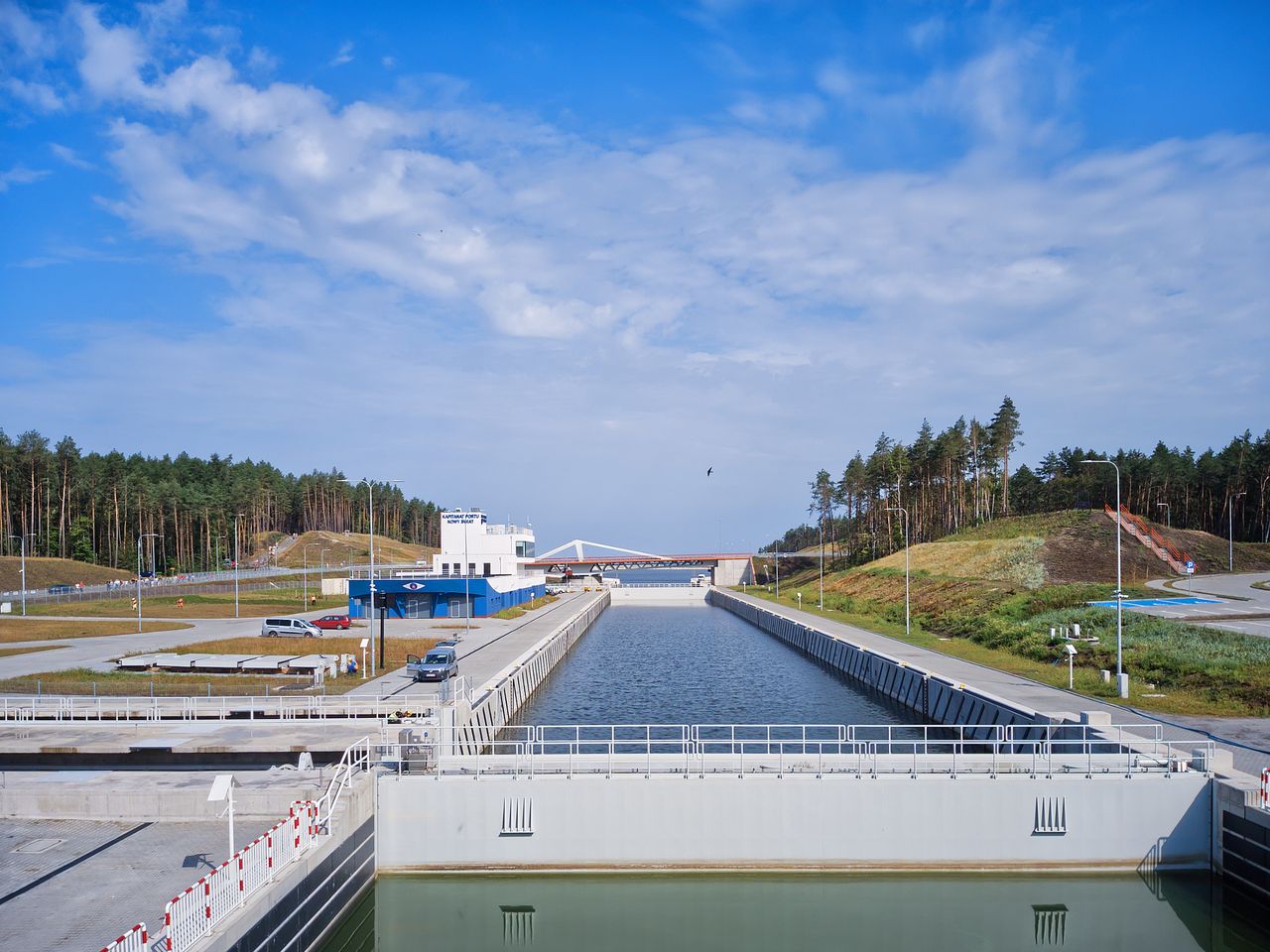 W okolicach portu oraz śluzy brakuje infrastruktury typowo turystycznej