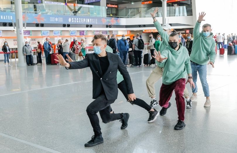Rafał Brzozowski robi show na warszawskim Okęciu tuż przed odlotem do Rotterdamu