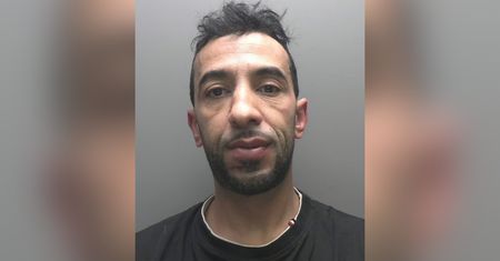 Napaść seksualna. Algierski migrant uniknie "odsiadki". Wieści z UK