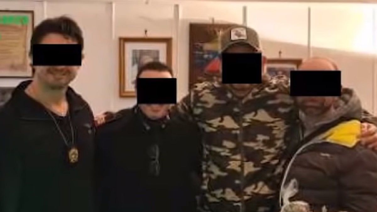 Karabinierzy aresztowali dilerów po to, żeby przejąć ich towar i pieniądze