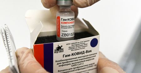 Szczepionka przeciw COVID-19. Czas na Sputnik V w UE? Co wiemy o preparacie