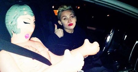 Miley Cyrus z DMUCHANĄ LALKĄ!