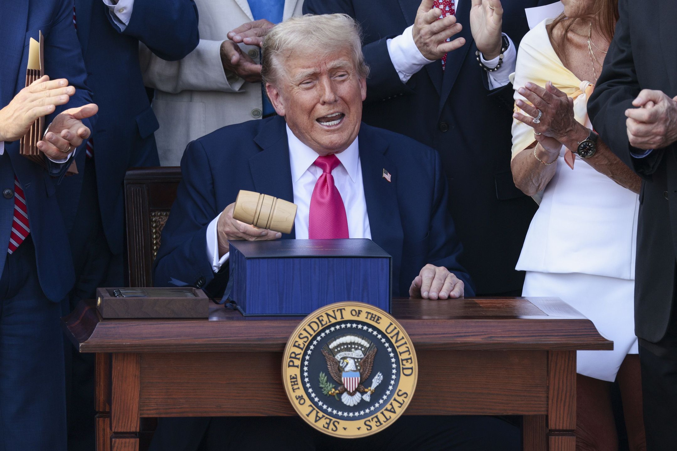 US President Donald J. Trump, with the gavel Speaker of the House Mike Johnson gave him, after signing his 'Big Beautiful Bill' into law during the Independence Day Military Family Picnic on the South Lawn of the White House in Washington, DC, USA 04 July 2025. The Independence Day festivities also include President Trump signing his 'Big Beautiful Bill' into law, military flyovers and the annual fireworks display on the National Mall. EPA/SHAWN THEW Dostawca: PAP/EPA.