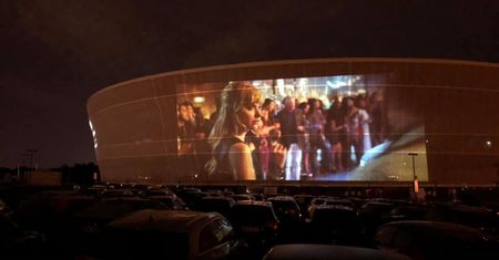 Wrocław. Kino samochodowe czeka na mieszkańców. Mimo otwarcia tradycyjnych multipleksów
