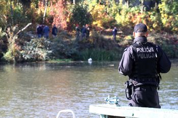 Tragedia na Dolnym Śląsku. Dzieci dostrzegły zwłoki starszego mężczyzny. Jego ciało dryfowało w rzece