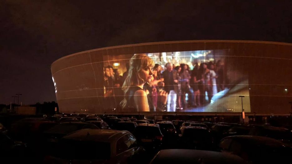 Wrocław. Kino samochodowe czeka na mieszkańców. Mimo otwarcia tradycyjnych multipleksów