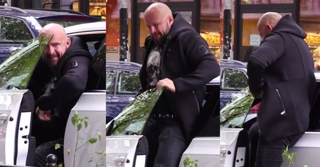 Napakowany Oświeciński próbuje wysiąść z Volkswagena