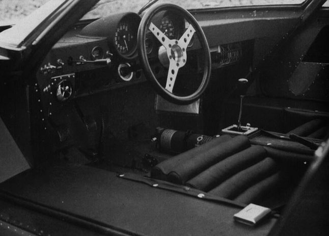Surowe wnętrze Lamborghini Miury Joty