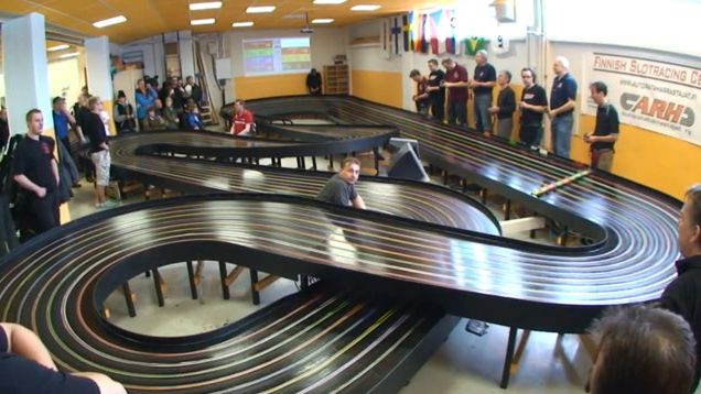 Jak szybko mogą pojechać zabawkowe samochodziki? [wideo] 1