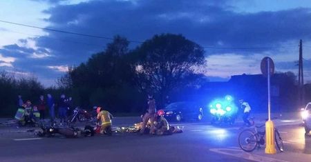 Groźny wypadek w Ostrowcu Św. Osobówka zderzyła się z motocyklem