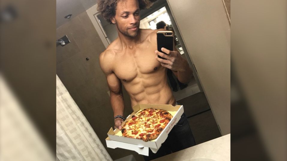 Na diecie jadł pizzę i fast foody. Schudł 80 kg (WIDEO)