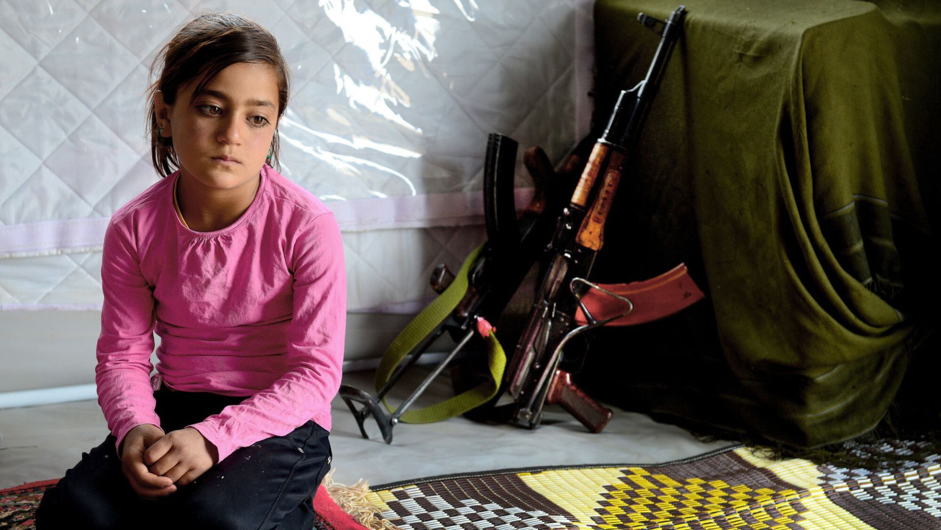 Bahar, jezydzka dziewczynka w domu w Sindżarze. Jej ojca zabili dżihadyści