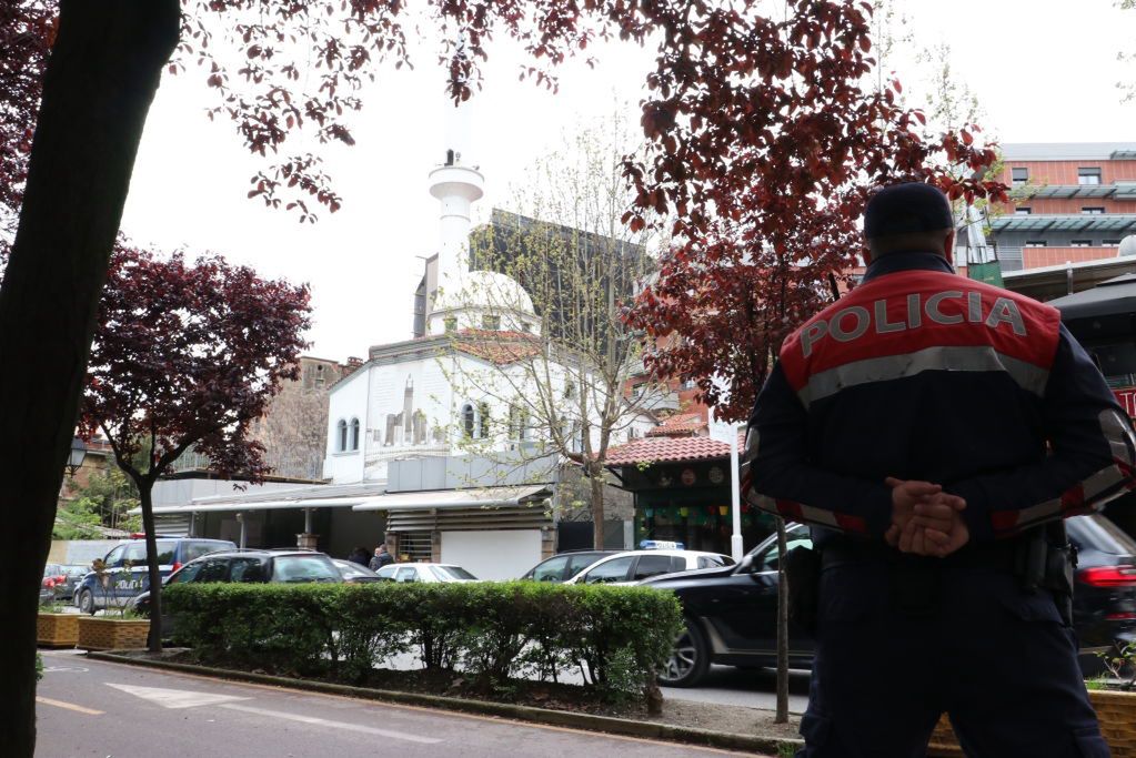 Albański policjant na ulicy w Tiranie