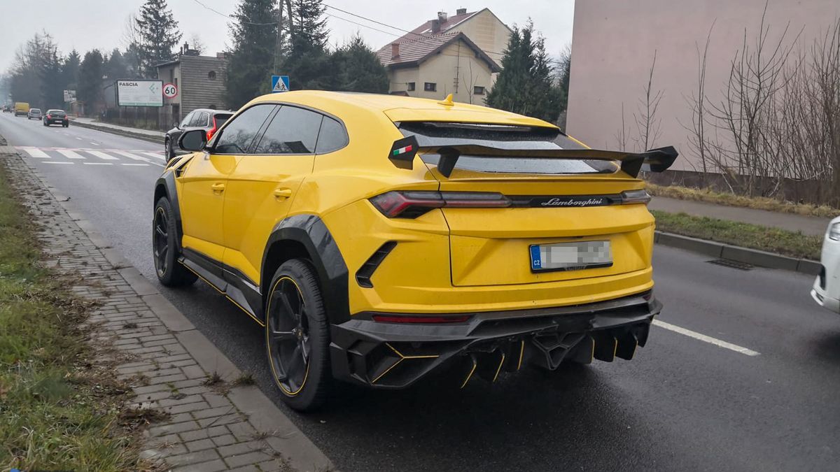 Powiedzieć, że lamborghini od Mansory rzuca się w oczy, to jak nie powiedzieć nic.