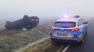 Smardzewo: Dachowanie osobówki. Kierowca we mgle nie zauważył zakrętu