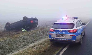Smardzewo: Dachowanie osobówki. Kierowca we mgle nie zauważył zakrętu