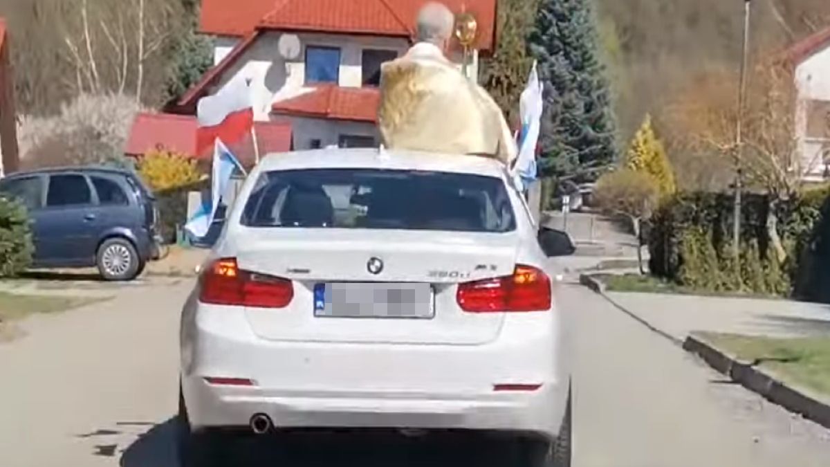 Ulicami jednego z polskich miast przeszła nietypowa procesja. Ksiądz poprowadził ją z... samochodu