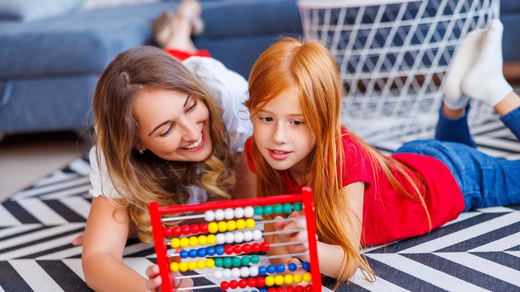 Naukę dodawania i odejmowania możemy ćwiczyć z dzieckiem m.in. na liczydle