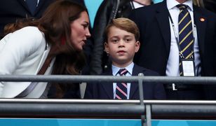 Wyluzujcie, to rozkaz. Bezlitośnie o brytyjskiej rodzinie królewskiej. Na Wyspach byłoby to nie do pomyślenia!