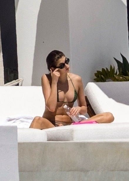 Kaia Gerber na leżaku