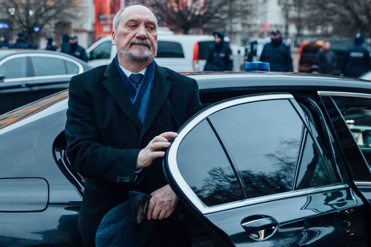 Macierewicz złamał prawo na drodze. Nakryli go fotoreporterzy