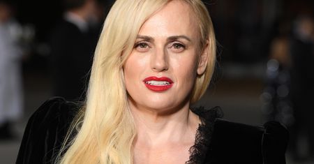 Czarny welur i delikatna koronka. Rebel Wilson postawiła na totalną klasykę