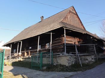 Istebna: Kurna Chata Kawuloka oblegana przez turystów. Obok muzeum powstanie więc parking dla autokarów