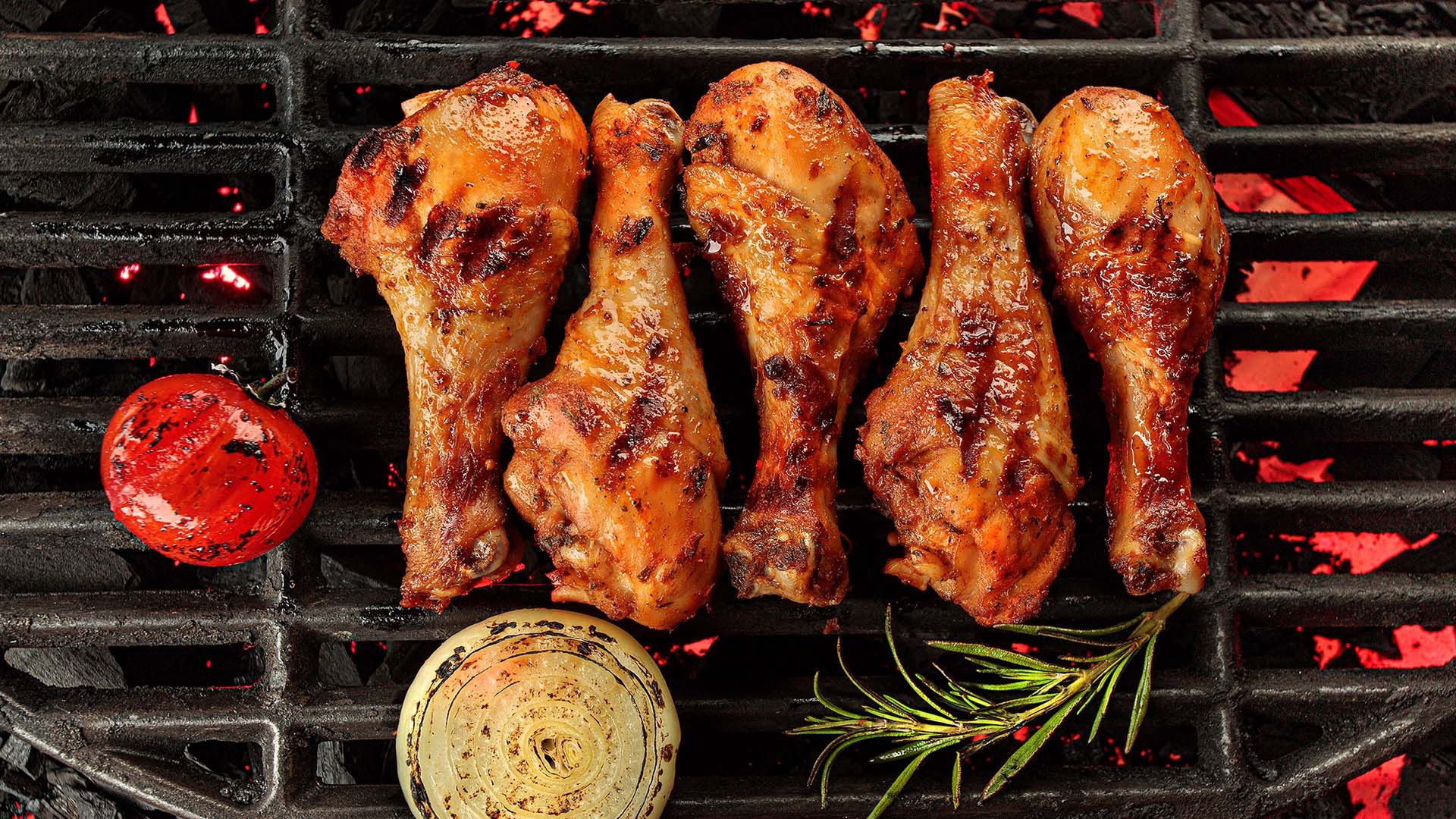 Karkówka, kurczak, kiełbasa – 4 pomysły na kultowe dania z grilla
