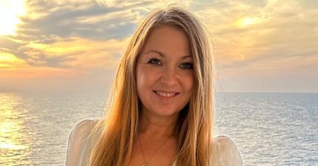 Mama Ginekolog pręży się na nadmorskiej skale w ODWAŻNYM kostiumie kąpielowym (FOTO)