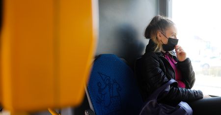 Koronawirus. Kraków. Skargi na komunikat przypominający o nakazie zasłaniania nosa i ust. "Niekonstytucyjny"
