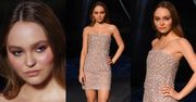 Naburmuszona Lily-Rose Depp "bawi się" na pokazie Chanel