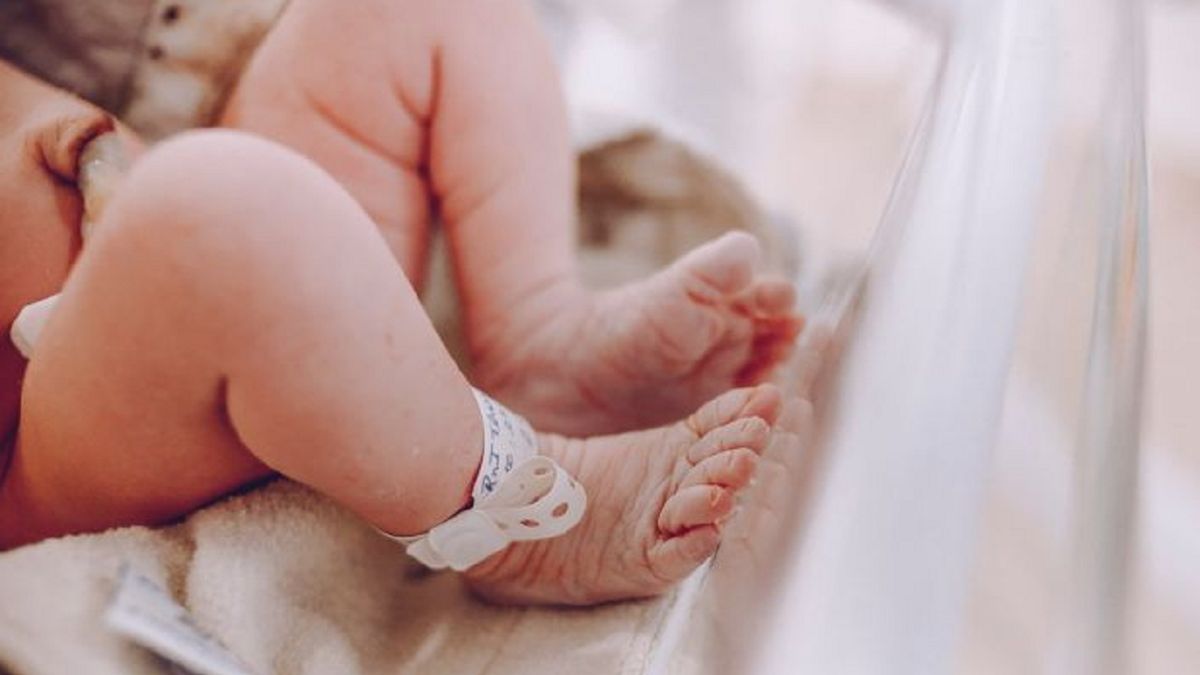 Policja eskortowała kobietę na porodówkę.