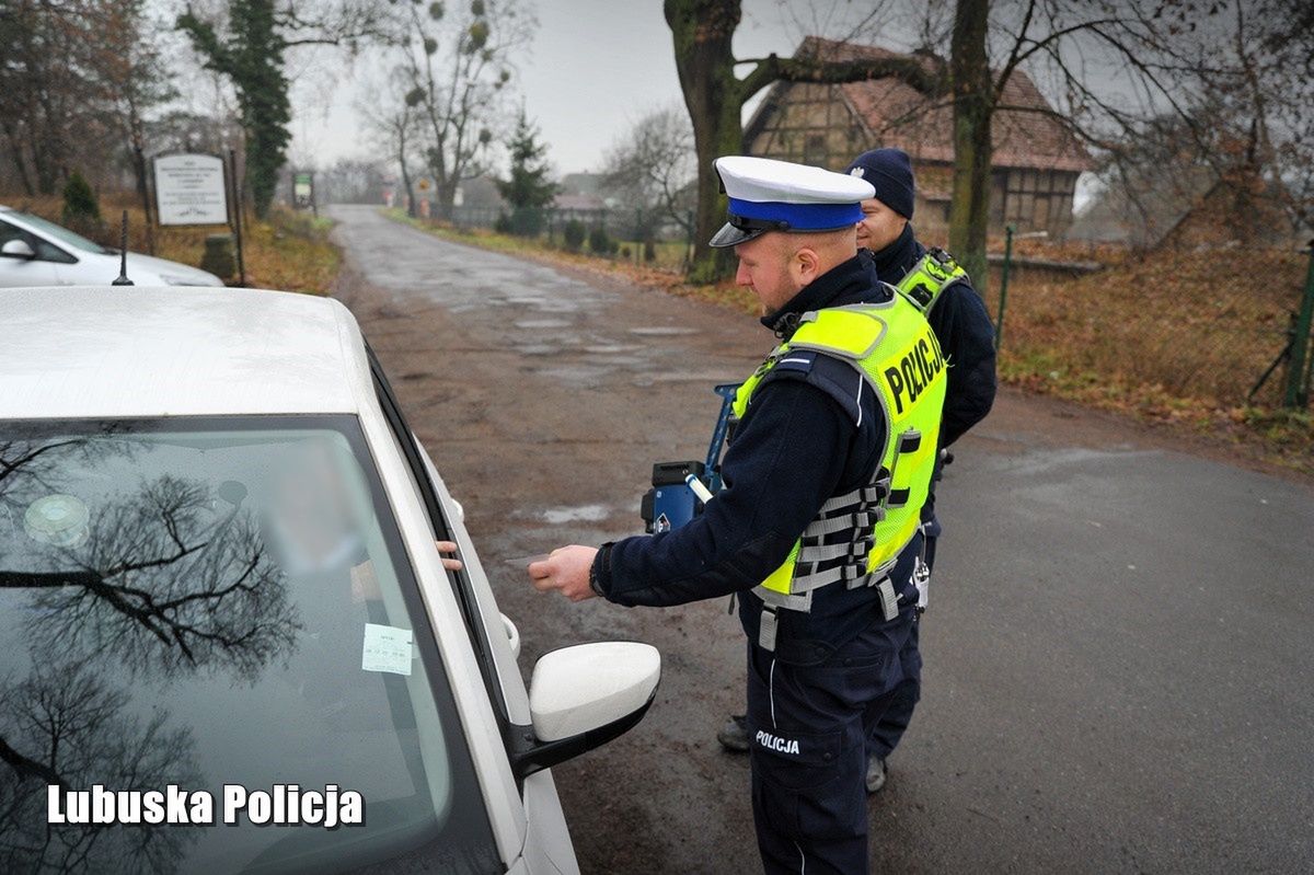 Zdała egzamin na prawo jazdy. Potem ukarano ją za brak uprawnień