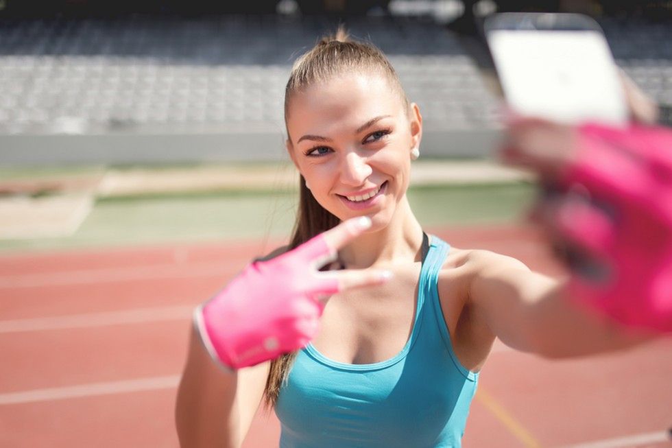 Zdjęcie dziewczyny robiącej selfie pochodzi z serwisu Shutterstock