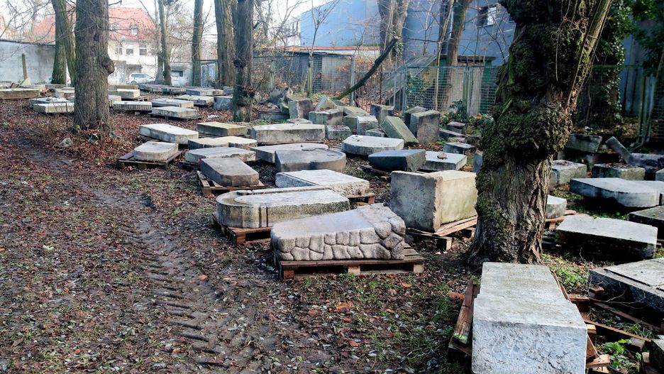 Macewy wracają na cmentarz żydowski w Szczecinie.