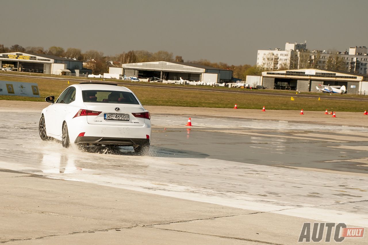 Lexus IS 300h podczas prób na płycie poślizgowej