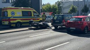 Wypadek na Żoliborzu. Zmieniał pas ruchu, nie zauważył motocykla