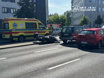 Wypadek na Żoliborzu. Zmieniał pas ruchu, nie zauważył motocykla