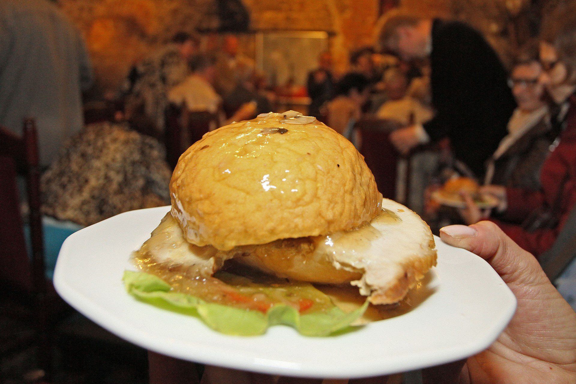 Fani mięsa na pewno ją znają. Zanim wynaleźli burgera, Kraków już miał maczankę