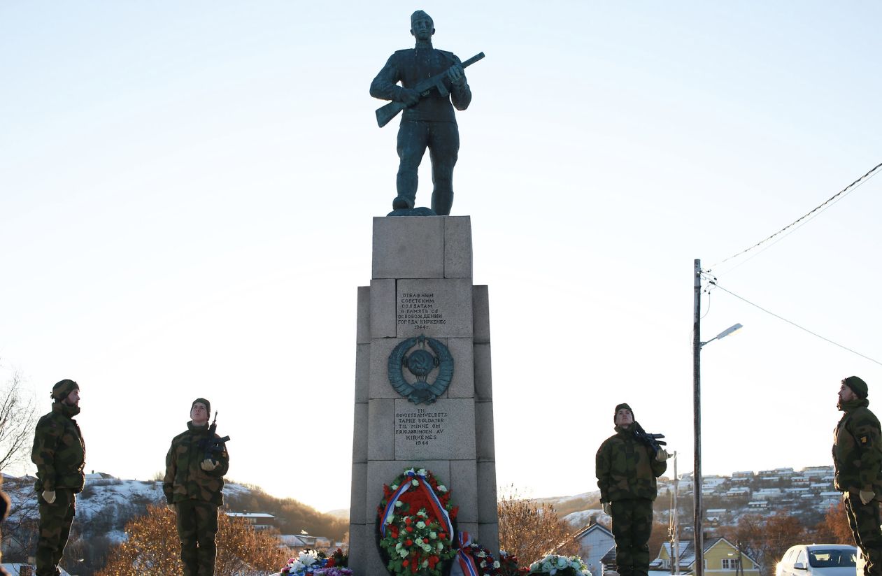 Undiplomatic scenes took place under the monument dedicated to the liberating Red Army in the Norwegian border town of Kirkenes.