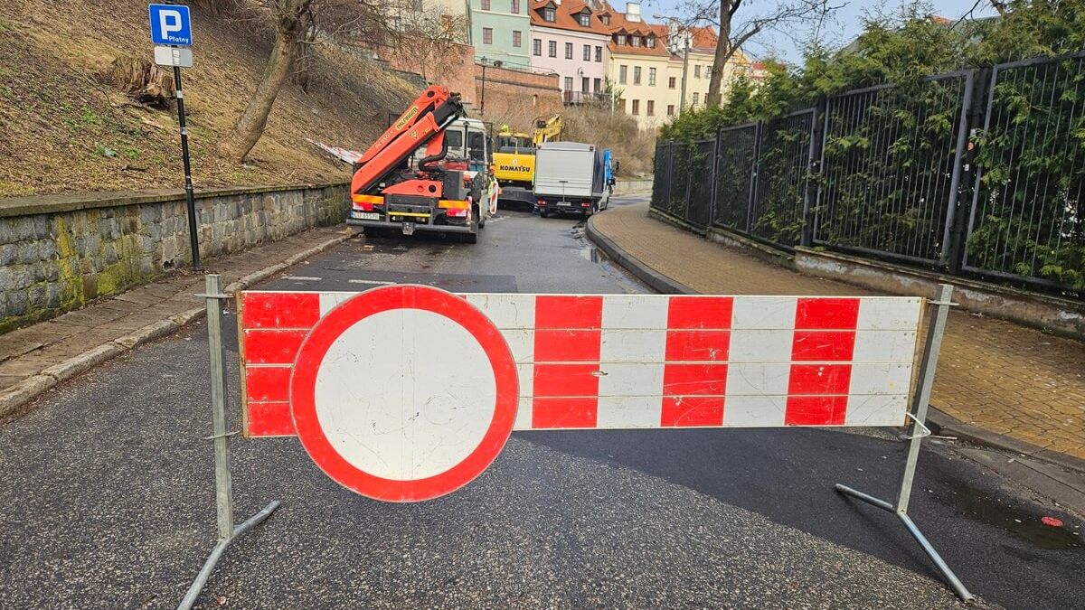 MPWiK usuwa awarię kanalizacyjną na ul. Podwale w Lublinie