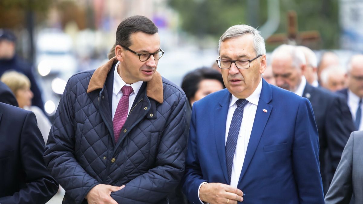 113. miesi?cznica katastrofy smole?skiej10.09.2019 Warszawa 113 miesiecznica katastrofy smolenskiej Nz od lewej premier Mateusz Morawiecki wiceminister rodziny pracy i polityki spolecznej Stanislaw Szwed fot. Adam Burakowski/REPORTERAdam Burakowski/REPORTER