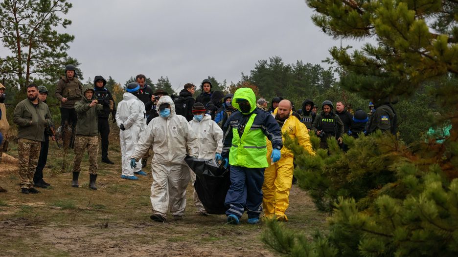 Russia-Ukraine war
LYMAN CITY, DONETSK REGION, UKRAINE - OCTOBER 11: Ukrainian law enforcement officers exhume the remains of bodies from a mass burial site in the city of Lyman in the Donetsk region, Ukraine on October 11, 2022. This city was retaken from the Russian occupation forces by the Ukrainian armed forces on September 30 this year. Currently, at the burial site, law enforcement officers are exhuming both the remains of the bodies of ordinary residents and Ukrainian military servicemen with signs of violent death. Sofiia Bobok / Anadolu Agency/ABACAPRESS.COM 
Dostawca: PAP/Abaca
AA/ABACA
2022, Donetsk, humanitarian aid, October, Russia, Russian attacks, Russia-Ukraine war, Ukraine, war, damaged, damaged vehicles, dead bodies, exhume, exhume body, exhume the remains, Lyman, Mass burial site, mass grave, military vehicles, Svyatogirsk